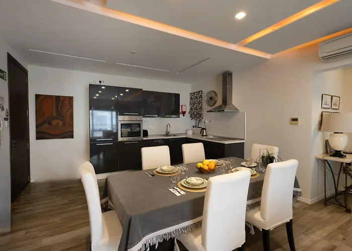 Four Seasons 9 Apartment *